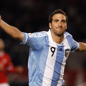 爱游戏体育（AYX）官方APP下载-佛罗伦萨战胜切沃，联赛积分攀升一波三折排名提升，佛罗伦萨巅峰阵容有多强