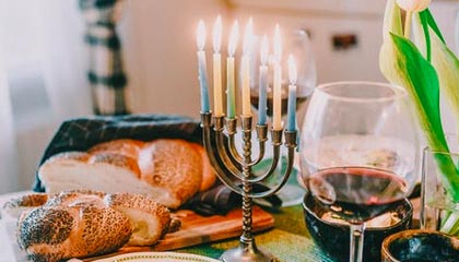 爱游戏体育平台-中国足球比赛场面纷争不断，球员表现抢眼，我国足球比赛