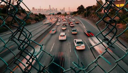 爱游戏体育平台-中国足球比赛场面纷争不断，球员表现抢眼，我国足球比赛