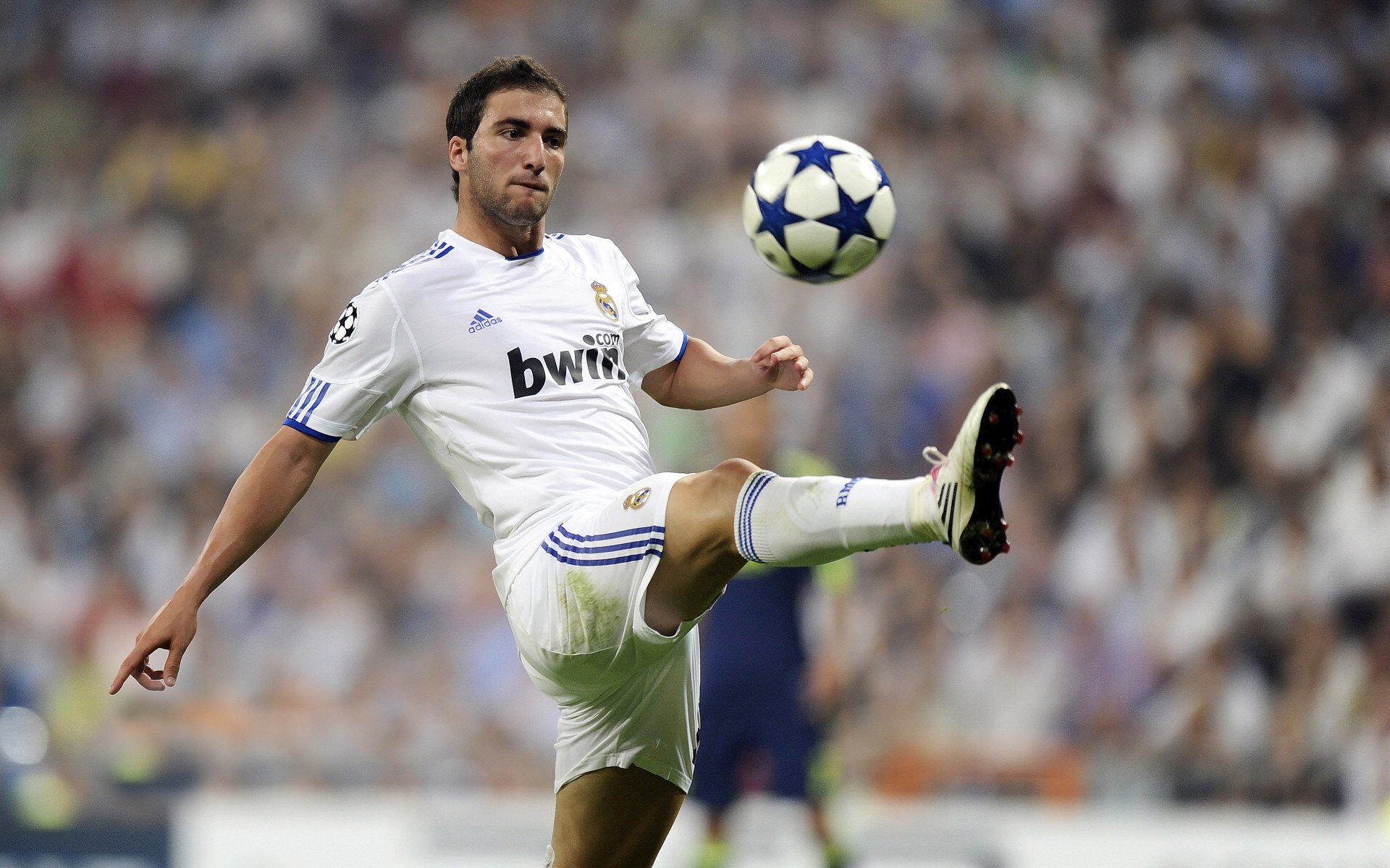 中国男足在巴黎奥运会比赛中以2-1战胜阿根廷，中国男足战胜阿根廷队是哪年